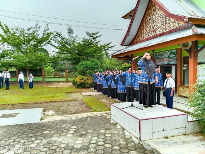 Upacara Penuh Wibawa di MTsN 1 Bungo: Ibu Evi Yarnis Jadi Pembina, Kelas VIII B Tampilkan Kinerja Gemilang
