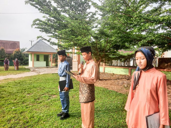 Semangat dan Penuh Antusias, Peserta Didik MTsN 1 Bungo Khidmati Upacara HUT ke-69 Provinsi Jambi