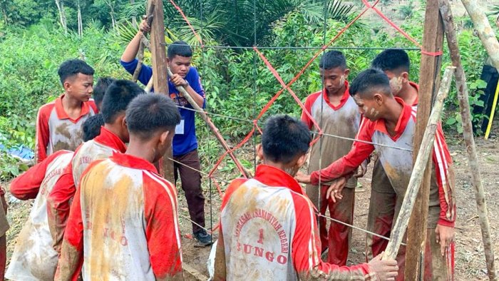 Kontingen Pramuka Madtsanesa Bungo Lolos dari Tantangan Spider Web dalam Kegiatan Hiking Jambore