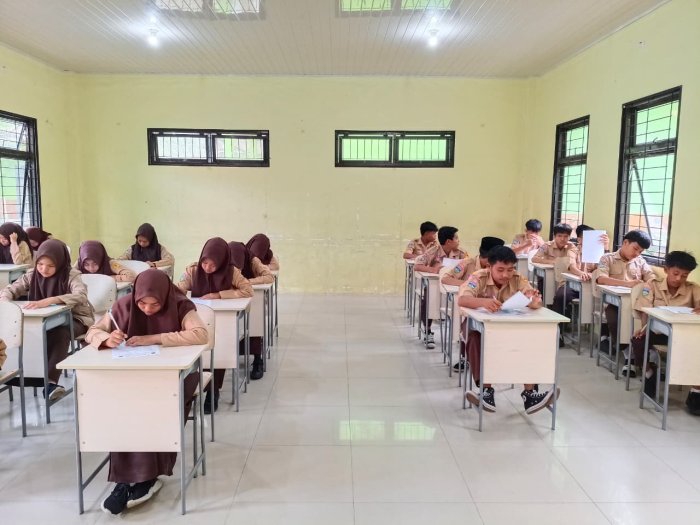 Ujian IPS Berjalan Tertib dan Lancar di Hari Ketiga ASAT MTsN 1 Bungo