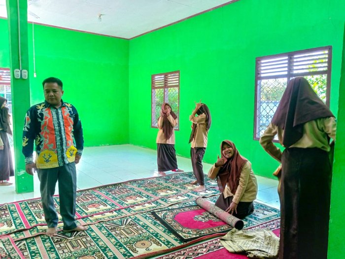 Peserta Didik MTsN 1 Bungo Gelar Kegiatan Bersih-Bersih Mushola Peserta Didik MTsN 1 Bungo Gelar Kegiatan Bersih-Bersih Mushola