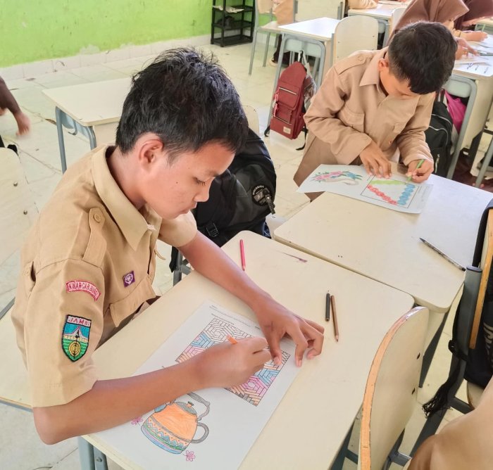 Siswa Kelas VII A Semangat Berkreasi di Jam Terakhir: Mewarnai Ragam Hias Jadi Penyegar