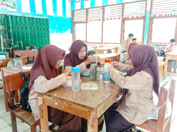Hangatnya Rasa Ibu di MTsN 1 Bungo: Siswa Kelas VII B Kompak Makan Bekal dari Ibu!