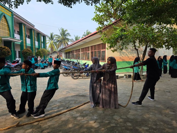 Jumat Berkah, Warga MTsN 1 Bungo Kompak Benahi Lingkungan Madrasah Jumat Berkah, Warga MTsN 1 Bungo Kompak Benahi Lingkungan Madrasah