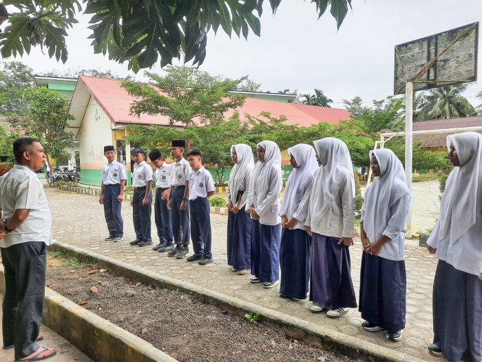 Sebelum PBM Dimulai, Waka Kesiswaan Beri Arahan Penting kepada Seluruh Ketua Kelas Sebelum PBM Dimulai, Waka Kesiswaan Beri Arahan Penting kepada Seluruh Ketua Kelas