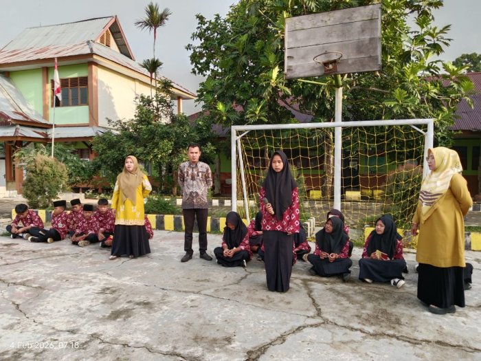 GTK Piket Rabu MTsN 1 Bungo Hidupkan Pembiasaan Pagi Lewat Muhadharah
