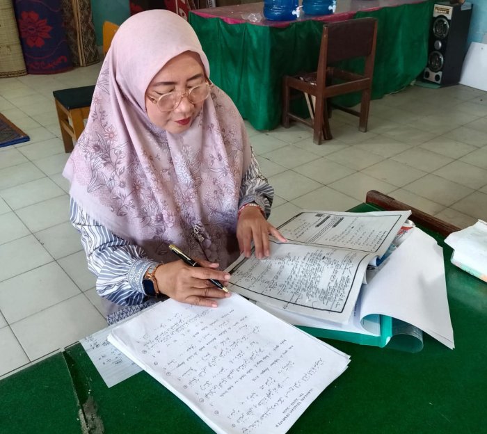 Kesiapan Akademik Jelang ASAS: Ibu Salbiyah, S.Ag. Matangkan Soal Bahasa Arab untuk Siswa MTsN 1 Bungo