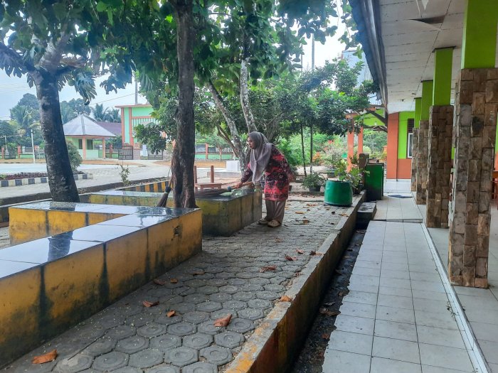 Guru Piket MTsN 1 Bungo Wujudkan Lingkungan ASRI Melalui Tugas Kebersihan Rutin