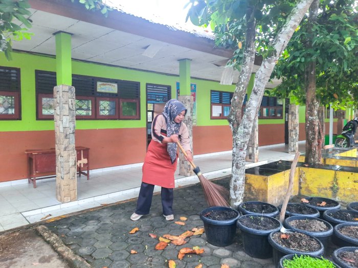 Guru Piket Jumat MTsN 1 Bungo Jadi Teladan, Wujudkan Madrasah Bersih dan Nyaman