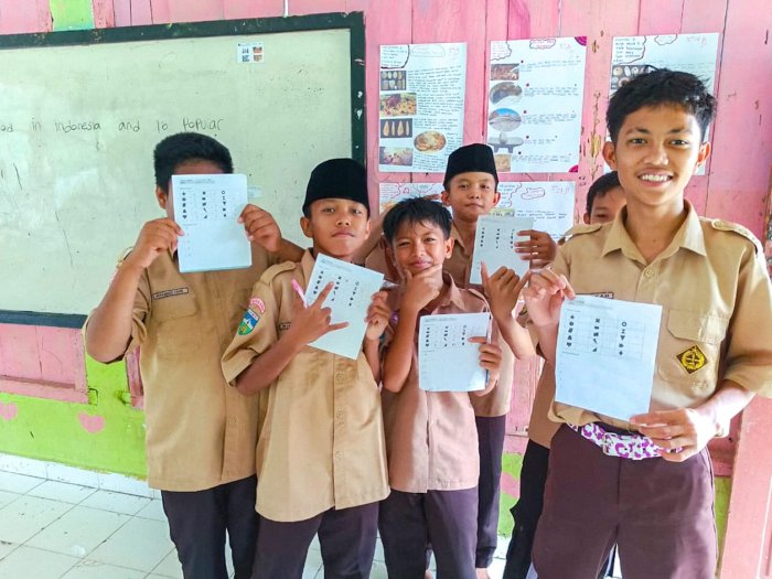 Penilaian Harian Unik ala Ibu Devinal: Siswa Kelas 7 Berburu Soal di Sudut-Sudut Madrasah