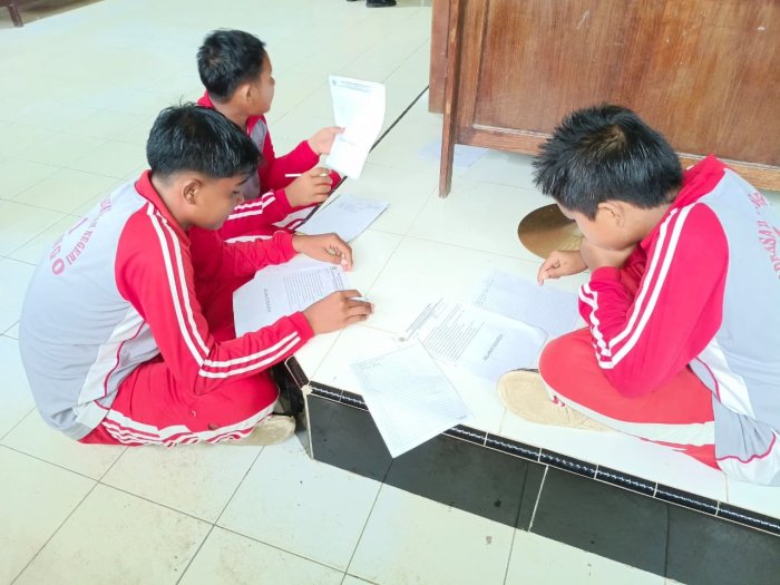 Semangat Anak Pramuka MTsN 1 Bungo Ikuti PTS Walau Disibukkan Latihan Semangat Anak Pramuka MTsN 1 Bungo Ikuti PTS Walau Disibukkan Latihan