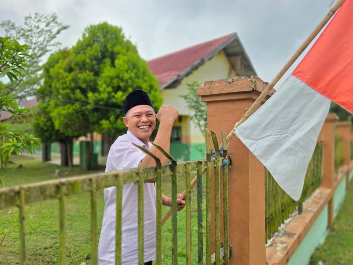 Semangat Kemerdekaan Mulai Berkibar, MTsN 1 Bungo Percantik Gerbang Madrasah dengan Umbul-Umbul Merah Putih