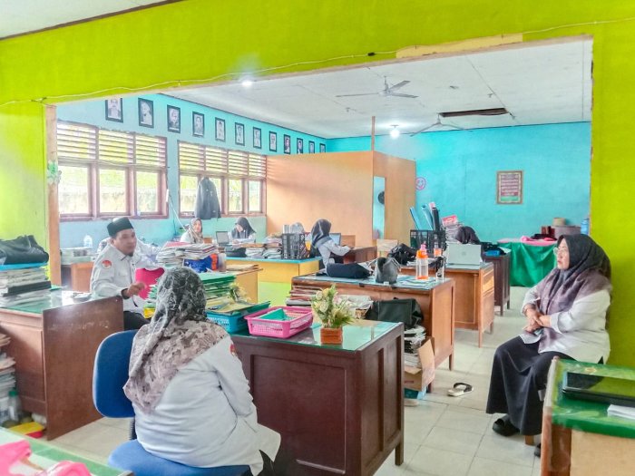 Reuni Penuh Keakraban Majelis Guru MTsN 1 Bungo dengan Pengawas Madrasah Dr. Muhammad Sabli, M.Pd.I