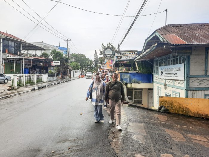 Jejak Edukasi dan Inspirasi di Ranah Minang: Kepala MTsN 1 Bungo Bersama Istri Dampingi Siswa Kelas IX