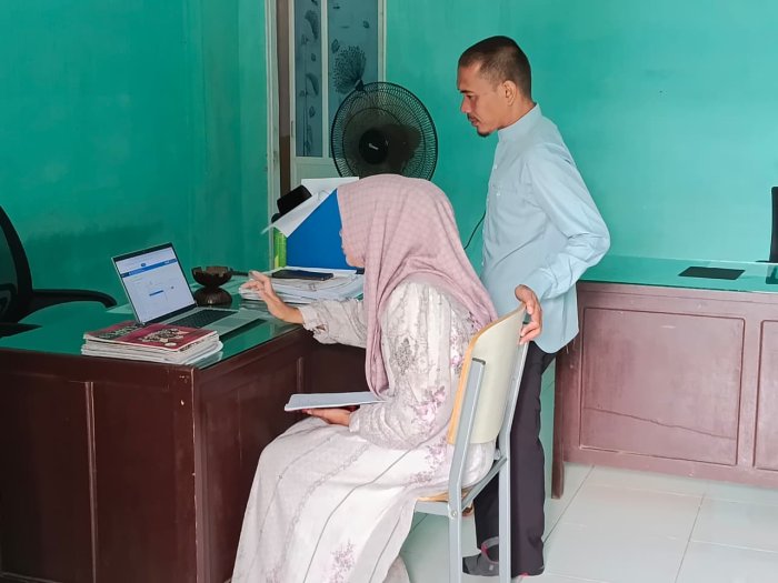 Staf TU MTsN 1 Bungo Susun Laporan Keuangan Secara Digital Melalui Aplikasi