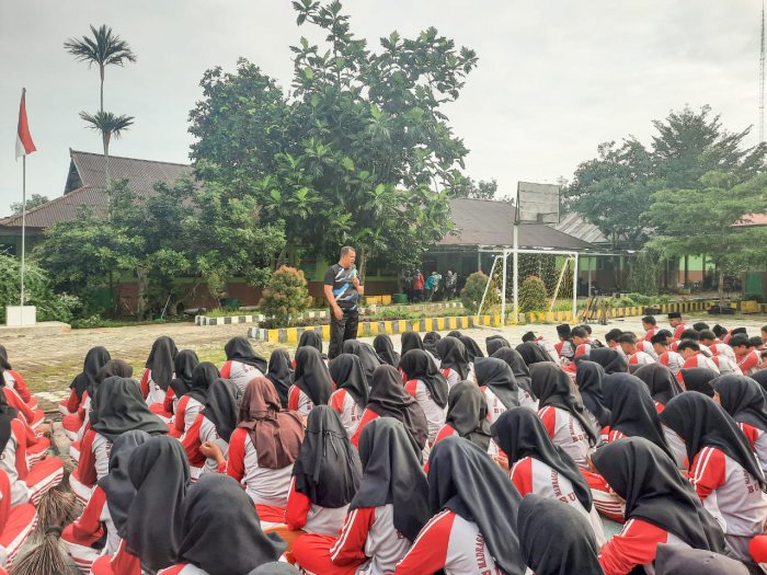 Gotong Royong Berbasis Cinta, MTsN 1 Bungo Tanamkan Nilai Kepedulian Sejak Dini