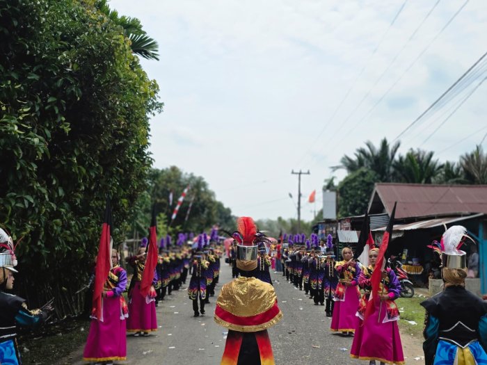 Semarak Pawai Pembangunan Muko-Muko Bathin VII, Barisan MTsN 1 Bungo Warnai Langit dengan Semangat One Piece Semarak Pawai Pembangunan Muko-Muko Bathin VII, Barisan MTsN 1 Bungo Warnai Langit dengan Semangat One Piece
