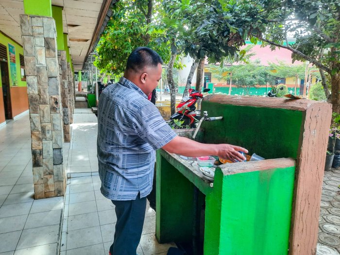 Guru MTsN 1 Bungo Jadi Teladan Kebersihan: Biasakan Cuci Tangan sebagai Wujud Cinta Diri dan Sesama