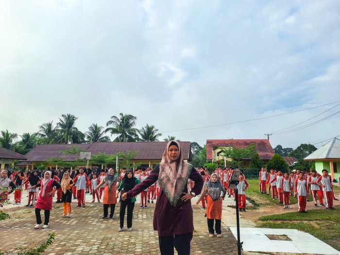 Senam Kesehatan Jasmani MTsN 1 Bungo: Antusias dan Mengasyikkan Senam Kesehatan Jasmani MTsN 1 Bungo: Antusias dan Mengasyikkan