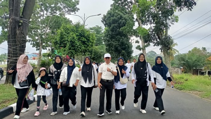 Jalan Santai Kerukunan Pererat Silaturahmi, Ka. TU MTsN 1 Bungo Tekankan Nilai Kebersamaan