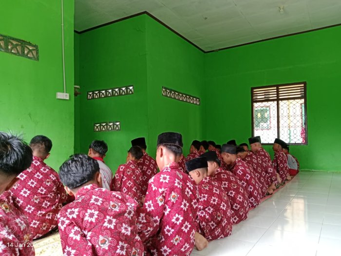 Shalat Zuhur Berjamaah di MTsN 1 Bungo Konsisten Dilaksanakan sebagai Pembinaan Karakter Religius Shalat Zuhur Berjamaah di MTsN 1 Bungo Konsisten Dilaksanakan sebagai Pembinaan Karakter Religius