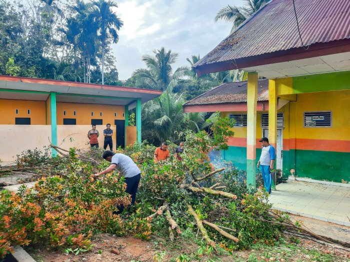 Dukung Program dan Konsep Ekoteologi, MTsN 1 Bungo Laksanakan Kerja Bakti Dukung Program dan Konsep Ekoteologi, MTsN 1 Bungo Laksanakan Kerja Bakti