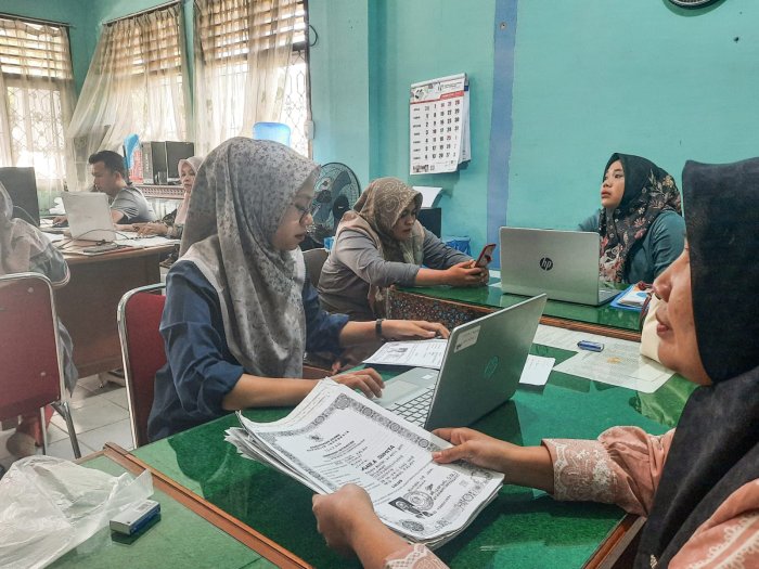Pastikan Data Akurat, Operator EMIS MTsN 1 Bungo Lakukan Verval PD Siswa Kelas IX Pastikan Data Akurat, Operator EMIS MTsN 1 Bungo Lakukan Verval PD Siswa Kelas IX