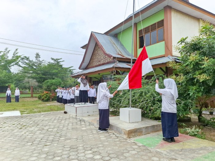 Upacara Bendera di MTsN 1 Bungo: Ibu Yesinawati Tekankan Pentingnya Menjaga Lisan dan Disiplin Berpakaian