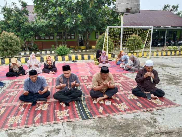 H. Afriwal Pimpin Doa Yasinan Jumat di MTsN 1 Bungo, Suasana Religius Penuh Kekhusyukan