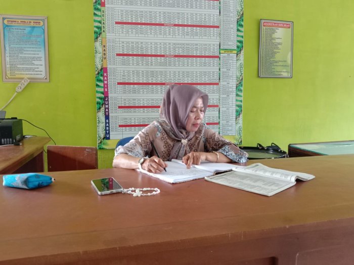Semangat Pengajar: Ibu Evi Guswanti Giat Susun Soal ASAS Ganjil