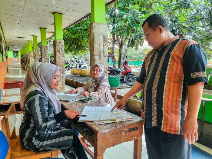 Perkuat Disiplin dan Pelayanan, Kepala MTsN 1 Bungo Beri Arahan Strategis kepada Guru Piket