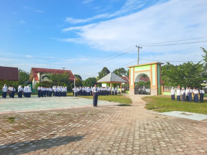 Peserta Didik MTsN 1 Bungo Tunjukkan Sikap Siap dan Tertib dalam Pelaksanaan Upacara Bendera