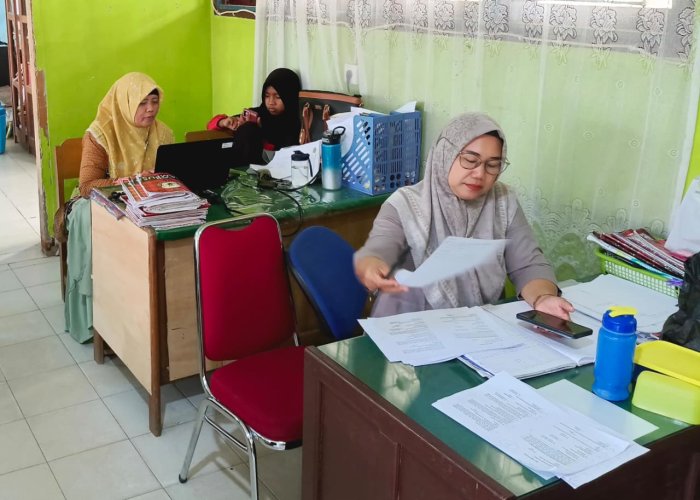 Kerja Keras Maraton Koreksi, Guru MTsN 1 Bungo Siap Olah Nilai PTS Ganjil Kerja Keras Maraton Koreksi, Guru MTsN 1 Bungo Siap Olah Nilai PTS Ganjil