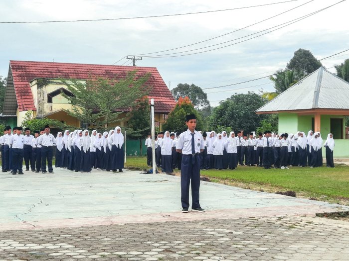 Adit 8C Bersinar: Sukses Menjadi Pemimpin Upacara Senin Ini!