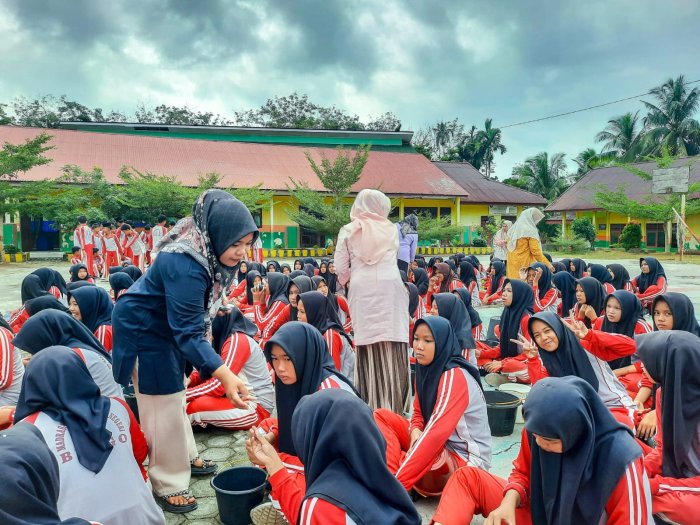 Rahasia Kekuatan Remaja Putri Terungkap: Guru MTsN 1 Bungo Ingatkan Pentingnya Konsumsi Tablet Tambah Darah
