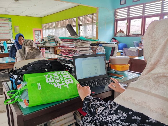 Manfaatkan Waktu Senggang dengan Produktif, Guru di MTsN 1 Bungo Kembangkan Media Pembelajaran Inovatif