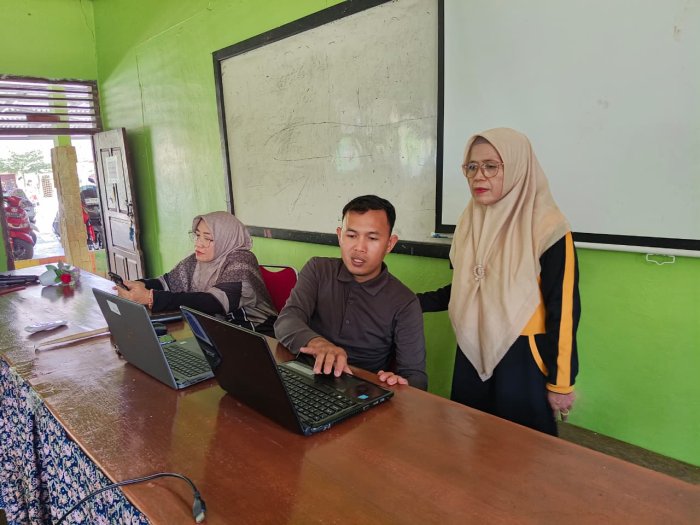 Wujudkan Tertib Administrasi, Operator MTsN 1 Bungo Dampingi Guru Cek Data EMIS GTK dan SIMPEG Wujudkan Tertib Administrasi, Operator MTsN 1 Bungo Dampingi Guru Cek Data EMIS GTK dan SIMPEG