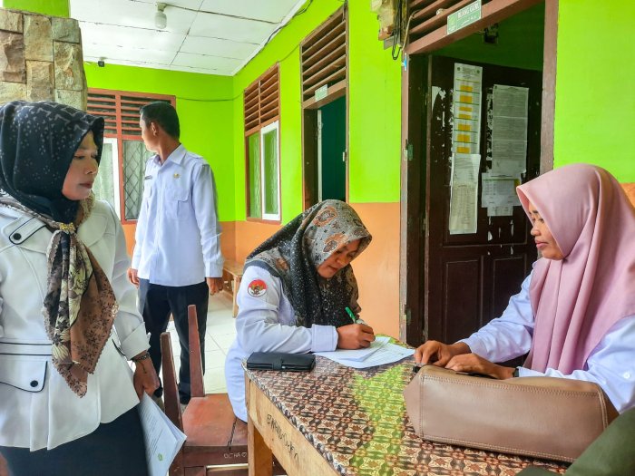 Staf TU MTsN 1 Bungo, Cici Sendi, S.Sos., Berperan Aktif dalam Verifikasi Peserta Didik Penerima PKH