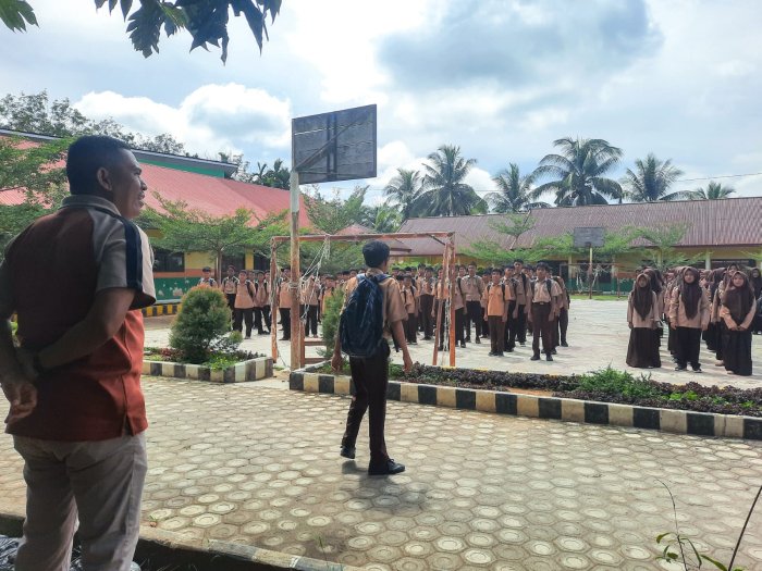 Perkuat Kepemimpinan OSIM: Wakasis MTsN 1 Bungo Berikan Arahan Khusus kepada Ketua OSIM Terpilih Perkuat Kepemimpinan OSIM: Wakasis MTsN 1 Bungo Berikan Arahan Khusus kepada Ketua OSIM Terpilih