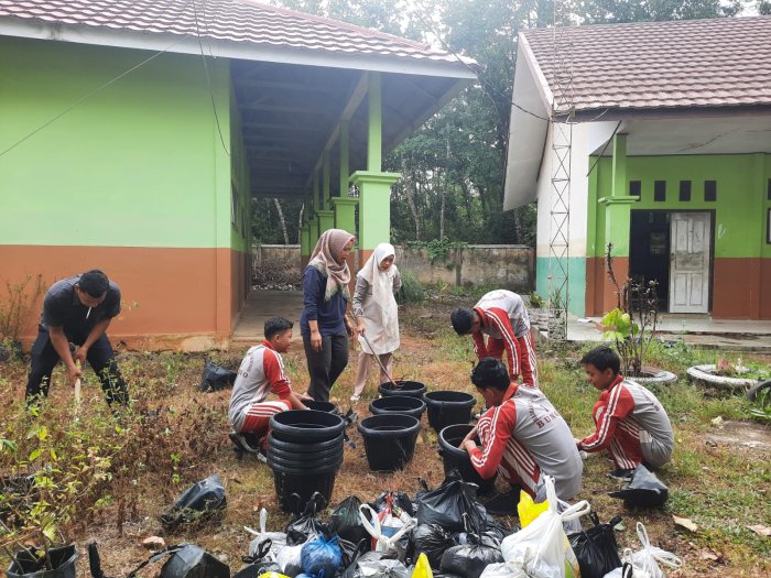 Rawat Lingkungan, Rawat Karakter: Ketua P5RA Apresiasi Antusias Siswa dalam Pengisian Tanah dan Pupuk ke Pot Bunga