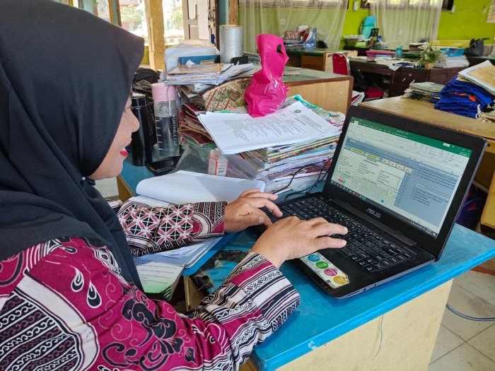 Dedikasi Guru MTsN 1 Bungo: Ibu Hakimah, S.Pd.I. Rampungkan Analisis Penilaian Harian