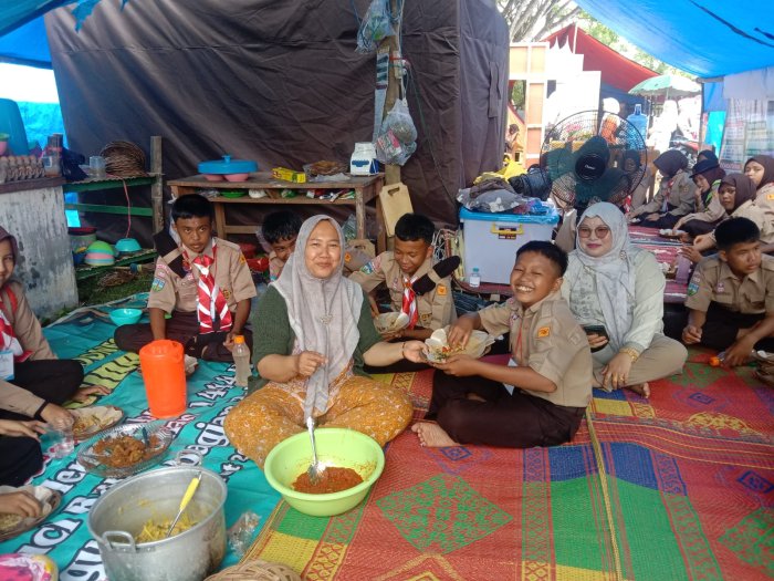 Eratkan Kebersamaan di Tengah Panasnya Matahari: Kontingen MTsN 1 Bungo Nikmati Makan Siang Kompak di Tenda Jamran 2025