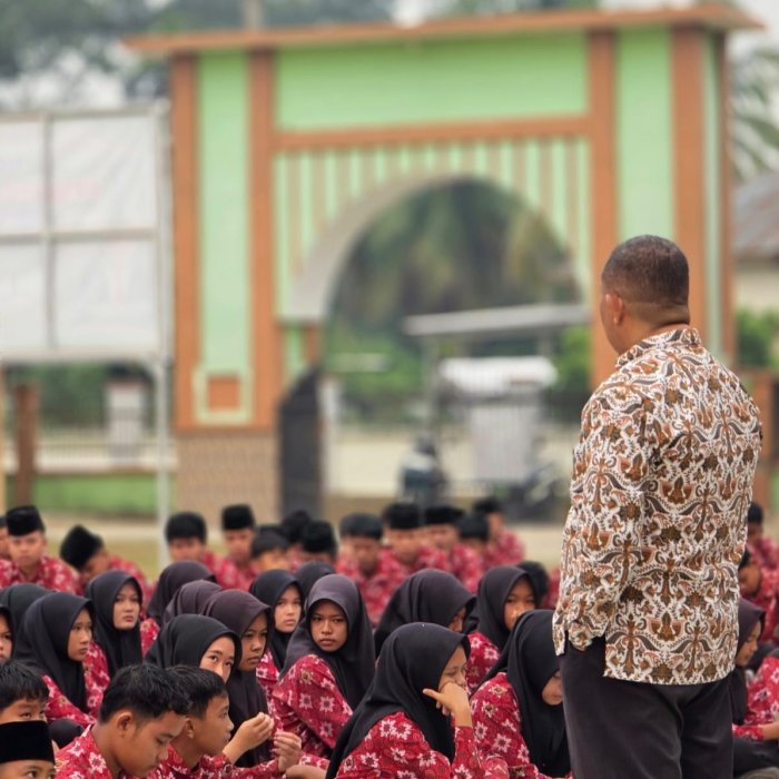 Tingkatkan Kenyamanan Belajar, Kepala MTsN 1 Bungo Tekankan Pentingnya Kebersihan Lingkungan