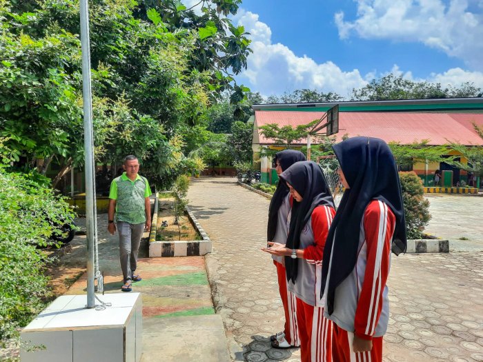 Siswa Kelas IX D MTsN 1 Bungo Tetap Semangat Latihan Upacara di Tengah Terik Matahari
