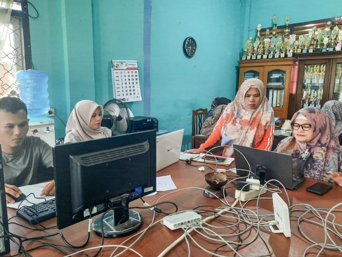 Jelang Pembagian Rapor 20 Desember, Majelis Guru MTsN 1 Bungo Tuntaskan Input Nilai di RDM Jelang Pembagian Rapor 20 Desember, Majelis Guru MTsN 1 Bungo Tuntaskan Input Nilai di RDM
