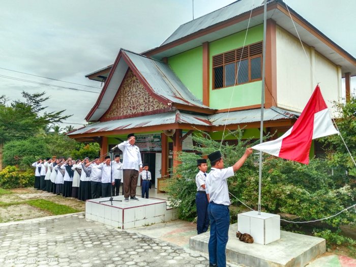 Semester Genap Siap Berubah: Upacara Bendera MTsN 1 Bungo Warnai Pengenalan Kurikulum Cinta (KBC)