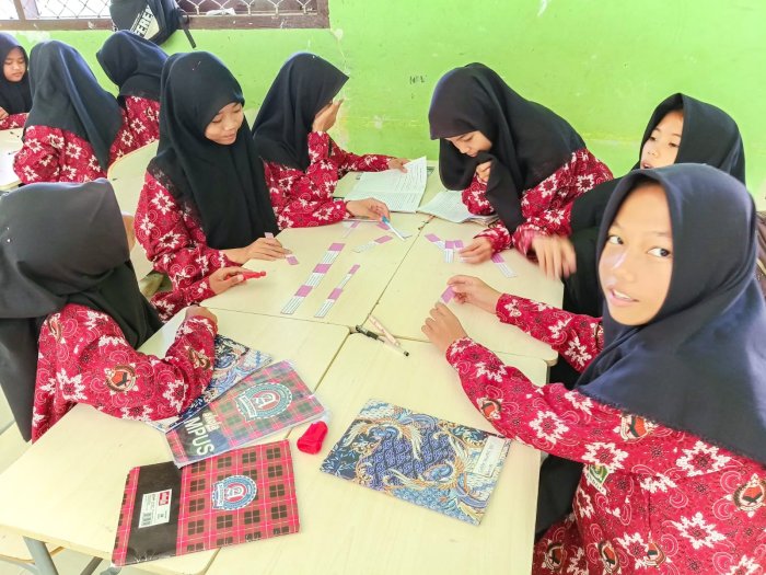 Inovasi Pembelajaran di MTsN 1 Bungo: Penilaian Tengah Semester (PTS) dengan Domino Pintar