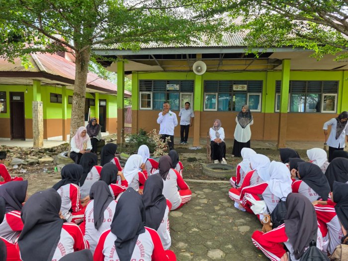 Di Bawah Rindang Pepohonan, Waka Kesiswaan Berikan Arahan dalam Temu Santai Di Bawah Rindang Pepohonan, Waka Kesiswaan Berikan Arahan dalam Temu Santai