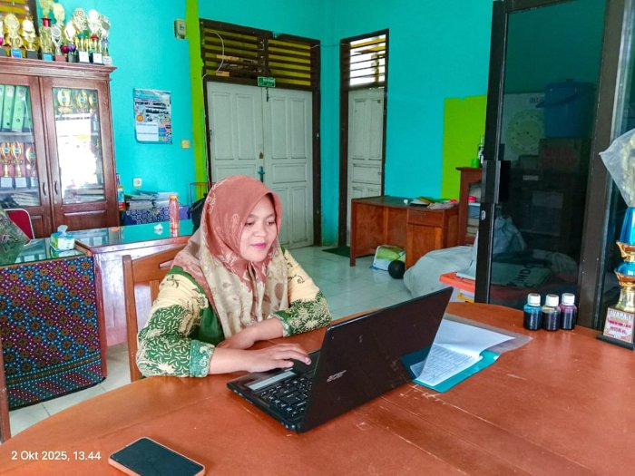 Jaga Kinerja dan Kualitas, Staf MTsN 1 Bungo Laksanakan Penyusunan Laporan Bulanan Rutin Jaga Kinerja dan Kualitas, Staf MTsN 1 Bungo Laksanakan Penyusunan Laporan Bulanan Rutin