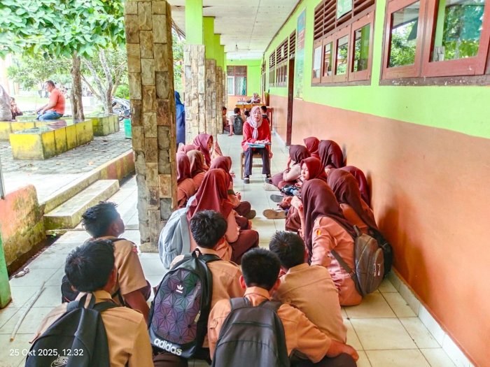 Kerja Keras Terbayar, Amira Syafitri Jadi Siswi Paling Cemerlang di Kelas IX B.